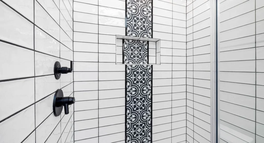 Badezimmer ohne Fliesenabschlag renovieren mit modernen Wandpaneelen
