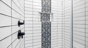 Badezimmer ohne Fliesenabschlag renovieren mit modernen Wandpaneelen