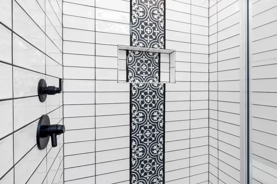 Badezimmer ohne Fliesenabschlag renovieren mit modernen Wandpaneelen