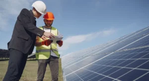 Balkonkraftwerk anmelden und installieren : was die meisten falsch machen Balkonkraftwerk auf Balkongeländer montiert mit Solarpanelen im Sonnenlicht