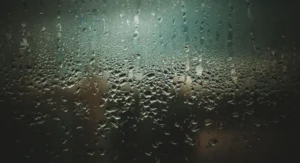 Was am fenster wirklich gegen kondenswasser hilft und was nicht Beschlagenes Fenster mit Wassertropfen im Wintermorgen Innenraum