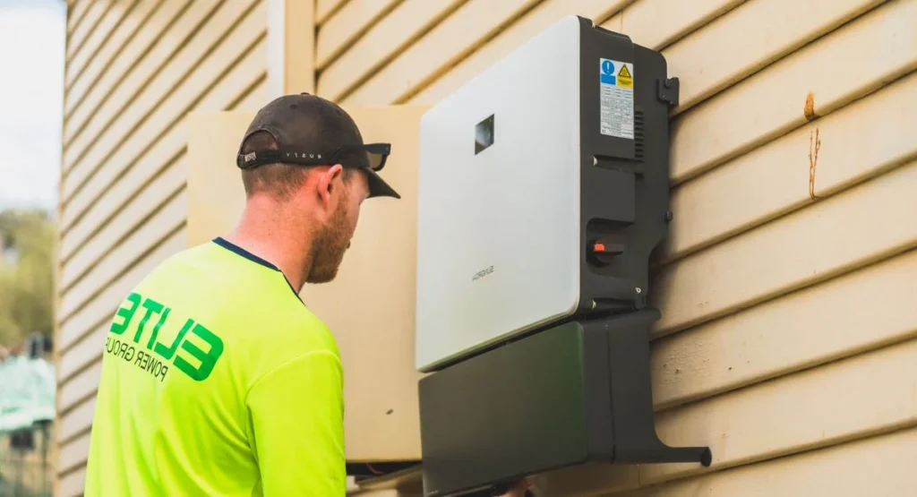 Elektriker plant KNX Smart Home Installation in modernem Neubau
