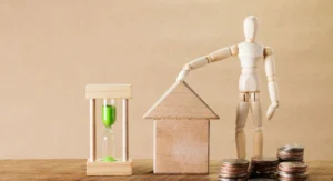 Familie vor einem Einfamilienhaus beim Budgetgespräch mit Unterlagen