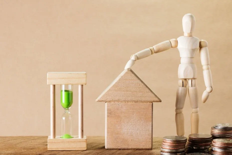 Familie vor einem Einfamilienhaus beim Budgetgespräch mit Unterlagen