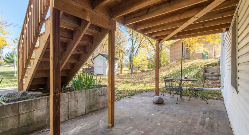 Holz-WPC-Terrasse im Garten selbst gebaut, Unterkonstruktion sichtbar