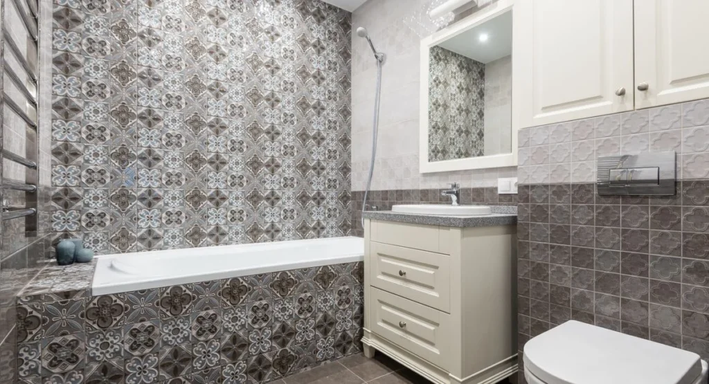 Kleines Badezimmer mit 6 Quadratmetern wird komplett renoviert von Handwerkern