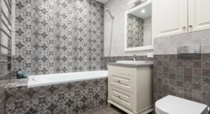 Kleines Badezimmer mit 6 Quadratmetern wird komplett renoviert von Handwerkern