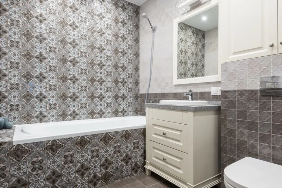 Kleines Badezimmer mit 6 Quadratmetern wird komplett renoviert von Handwerkern