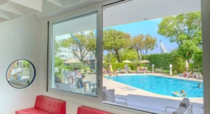 Moderner Gartenpool mit Holzterrasse und Bepflanzung im Rheinland