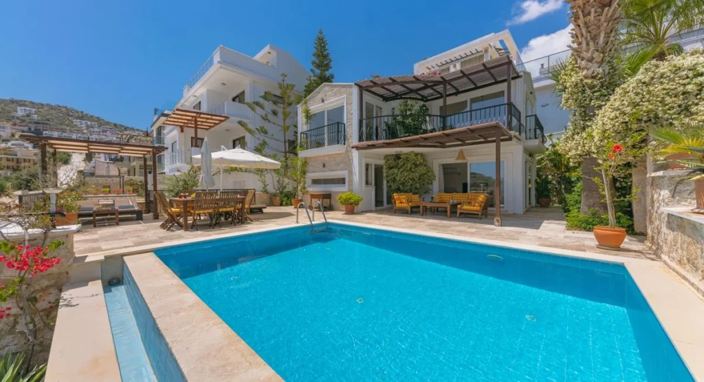 Moderner Gartenpool mit Terrassenbereich und üppiger Bepflanzung im Sommer