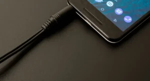 Warum dein samsung feuchtigkeit meldet, obwohl es völlig trocken ist Samsung Galaxy Smartphone mit Feuchtigkeitswarnung am USB-C-Anschluss