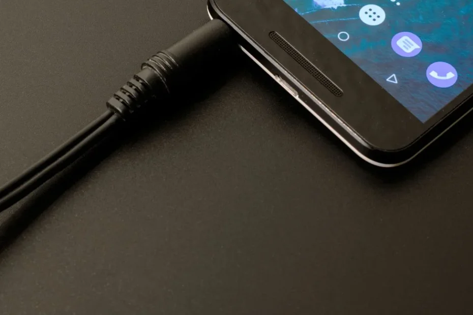 Samsung Galaxy Smartphone mit Feuchtigkeitswarnung am USB-C-Anschluss
