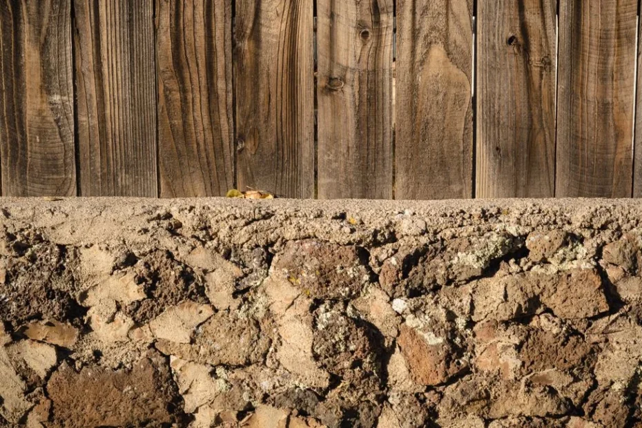Selbst gebauter Holz-Sichtschutz im Garten mit Upcycling-Elementen