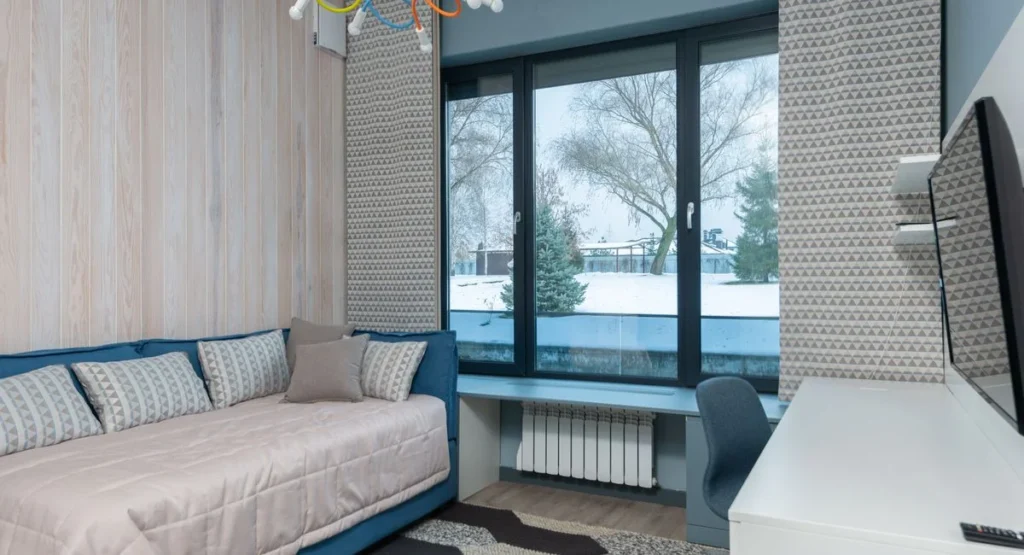 Smartes Heizkörperthermostat an weißem Heizkörper in modernem Wohnraum