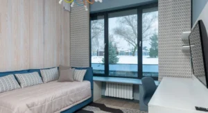 Smartes Heizkörperthermostat an weißem Heizkörper in modernem Wohnraum