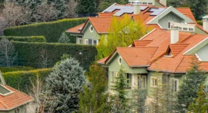 Den pV-Eigenverbrauch wirklich nutzen – was die industrie verschweigt Solarpanele auf Hausdach mit Energiemanagementsystem im Hintergrund