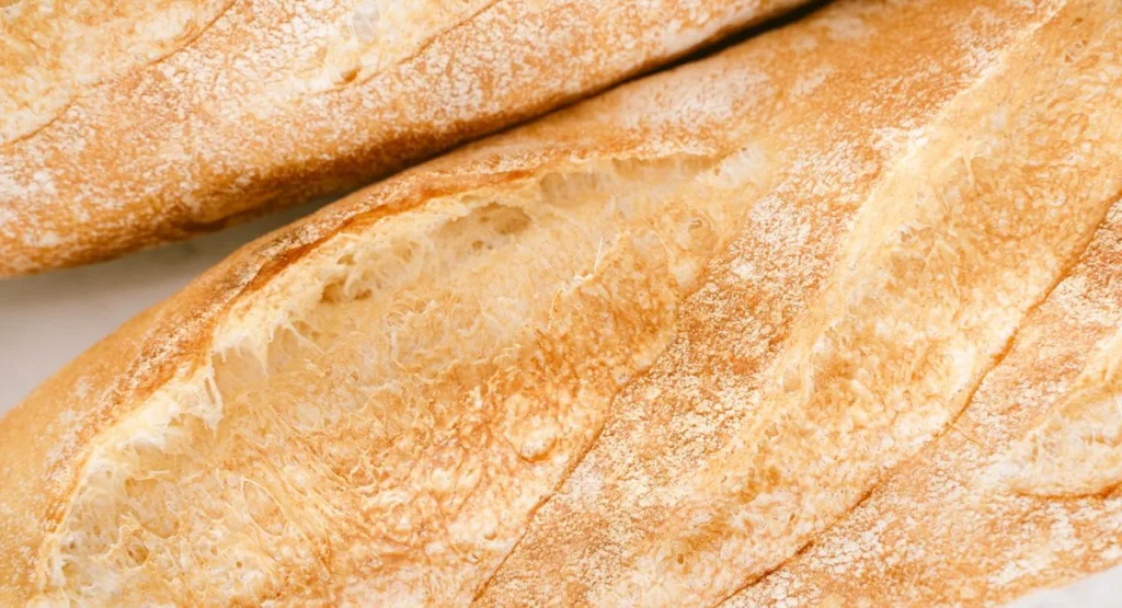 Verschimmeltes Brot auf Holzbrett mit sichtbaren grünen Schimmelflecken