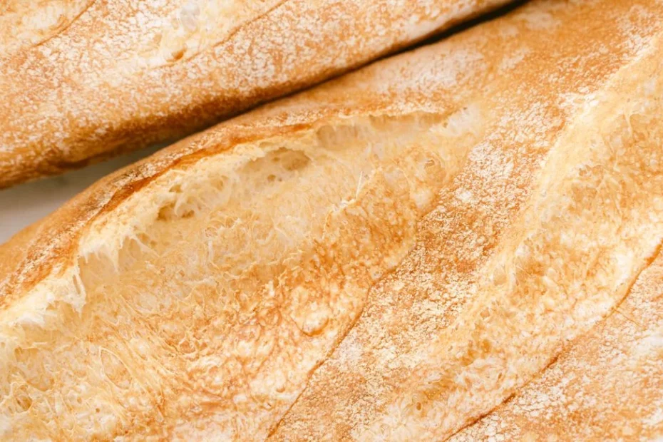 Verschimmeltes Brot auf Holzbrett mit sichtbaren grünen Schimmelflecken